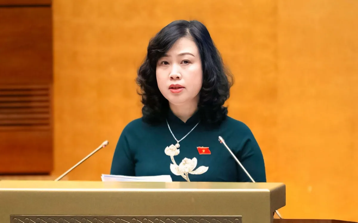 Bộ trưởng Bộ Y tế Đào Hồng Lan trình bày Tờ trình của Chính phủ về dự án Luật An toàn thực phẩm (sửa đổi)
