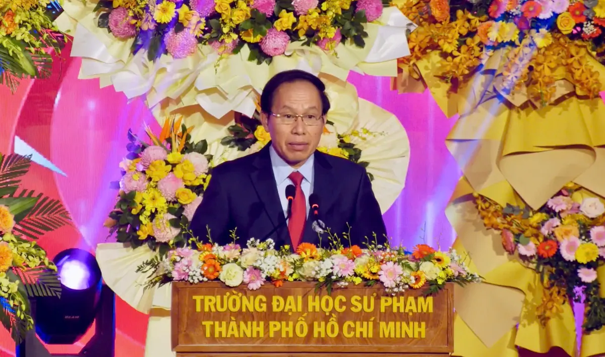Trường Đại học Sư phạm TP Hồ Ch&iacute; Minh đ&oacute;n nhận Hu&acirc;n chương Lao động hạng Nhất - Ảnh 1.