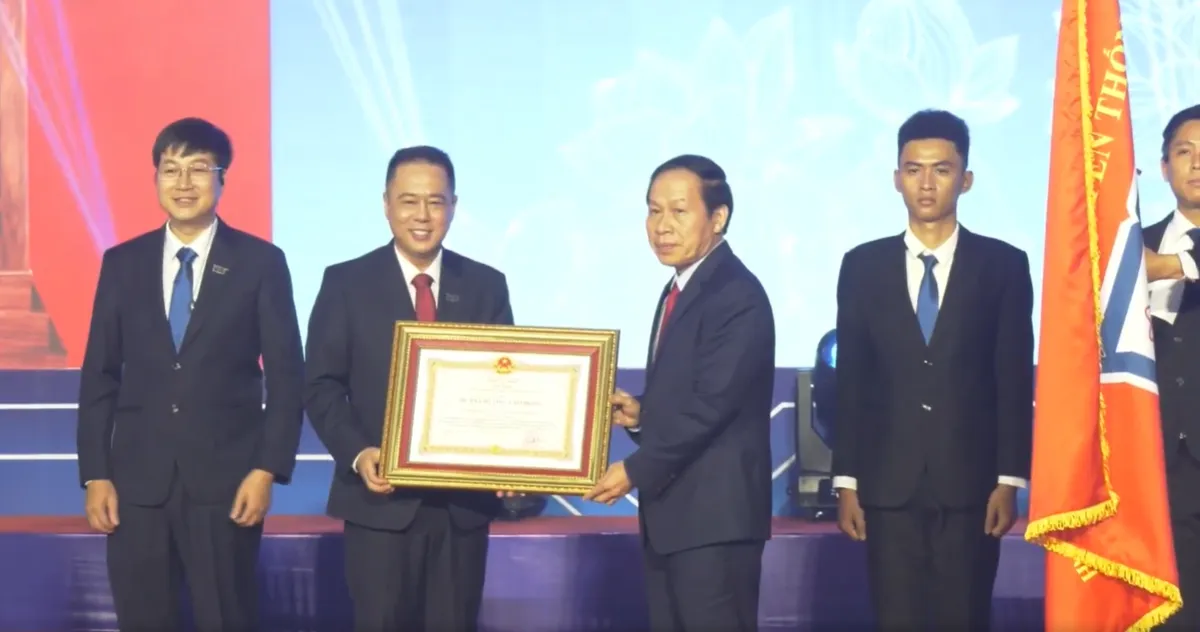 Trường Đại học Sư phạm TP Hồ Ch&iacute; Minh đ&oacute;n nhận Hu&acirc;n chương Lao động hạng Nhất - Ảnh 4.