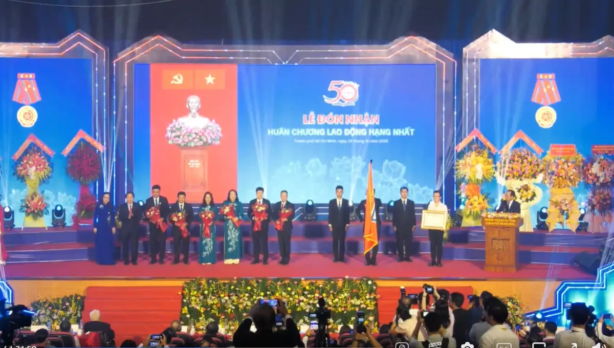 Trường Đại học Sư phạm TP Hồ Ch&iacute; Minh đ&oacute;n nhận Hu&acirc;n chương Lao động hạng Nhất - Ảnh 3.
