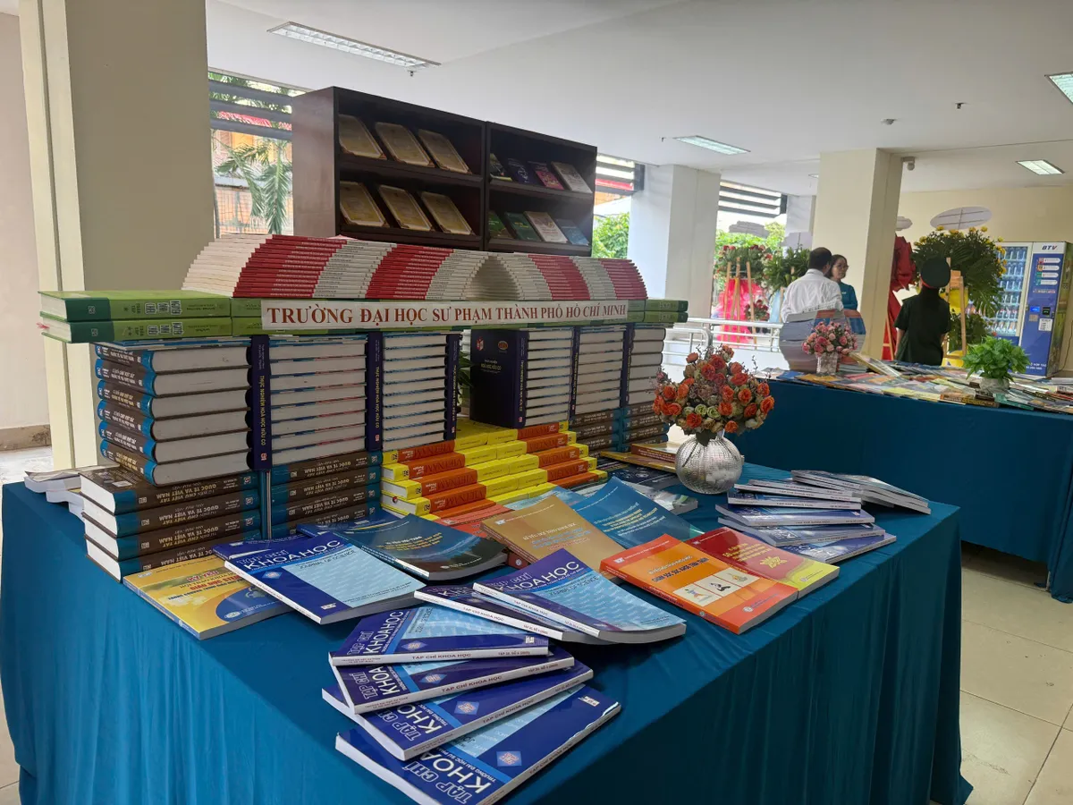 Trường Đại học Sư phạm TP Hồ Ch&iacute; Minh đ&oacute;n nhận Hu&acirc;n chương Lao động hạng Nhất - Ảnh 6.