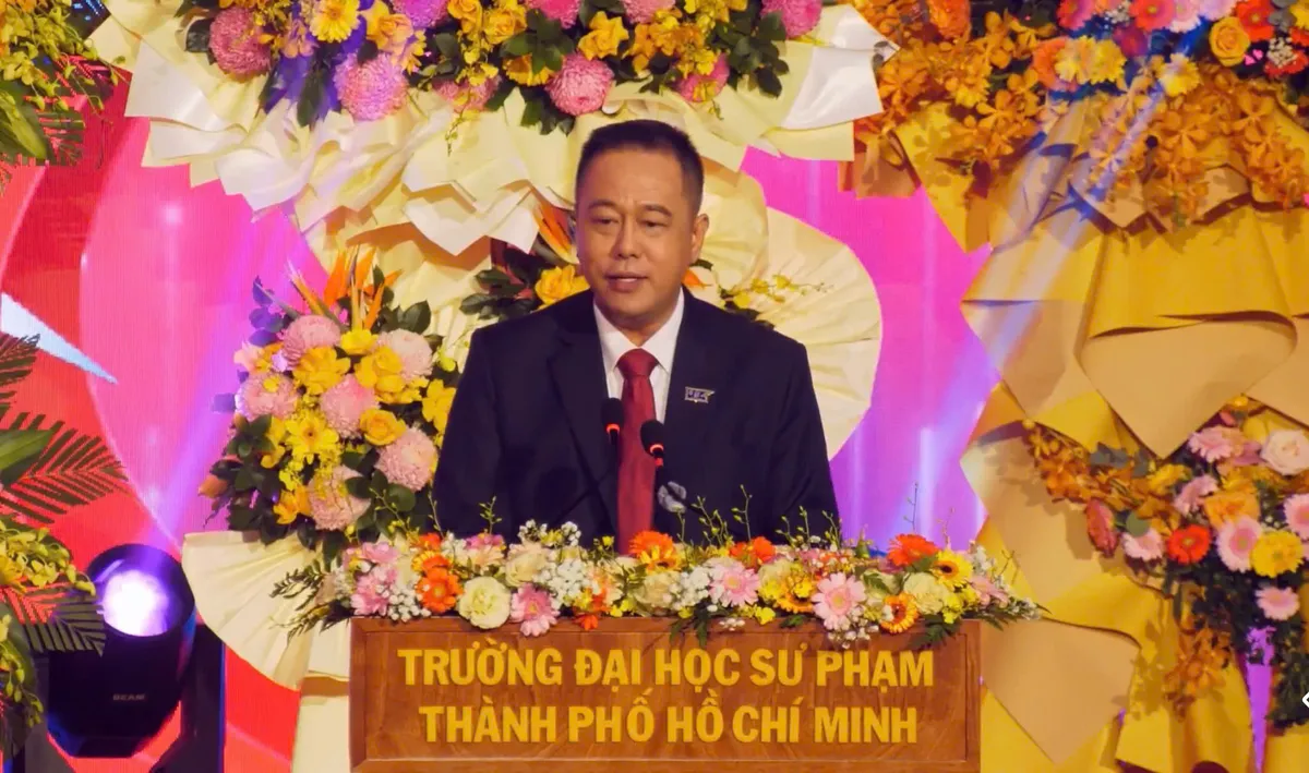 Trường Đại học Sư phạm TP Hồ Ch&iacute; Minh đ&oacute;n nhận Hu&acirc;n chương Lao động hạng Nhất - Ảnh 2.