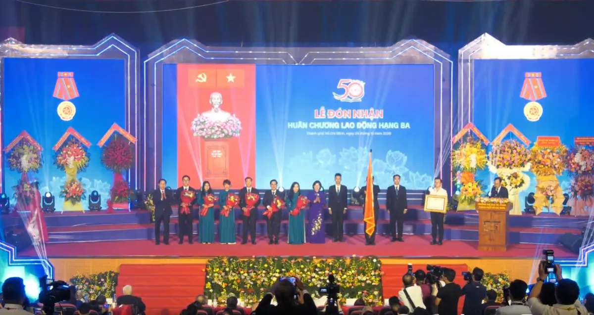 Trường Đại học Sư phạm TP Hồ Ch&iacute; Minh đ&oacute;n nhận Hu&acirc;n chương Lao động hạng Nhất - Ảnh 5.