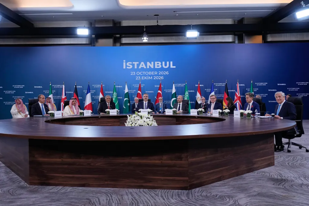 Tổng thống Trump để ngỏ khả năng tiếp tục tấn c&ocirc;ng Iran - Ảnh 2.