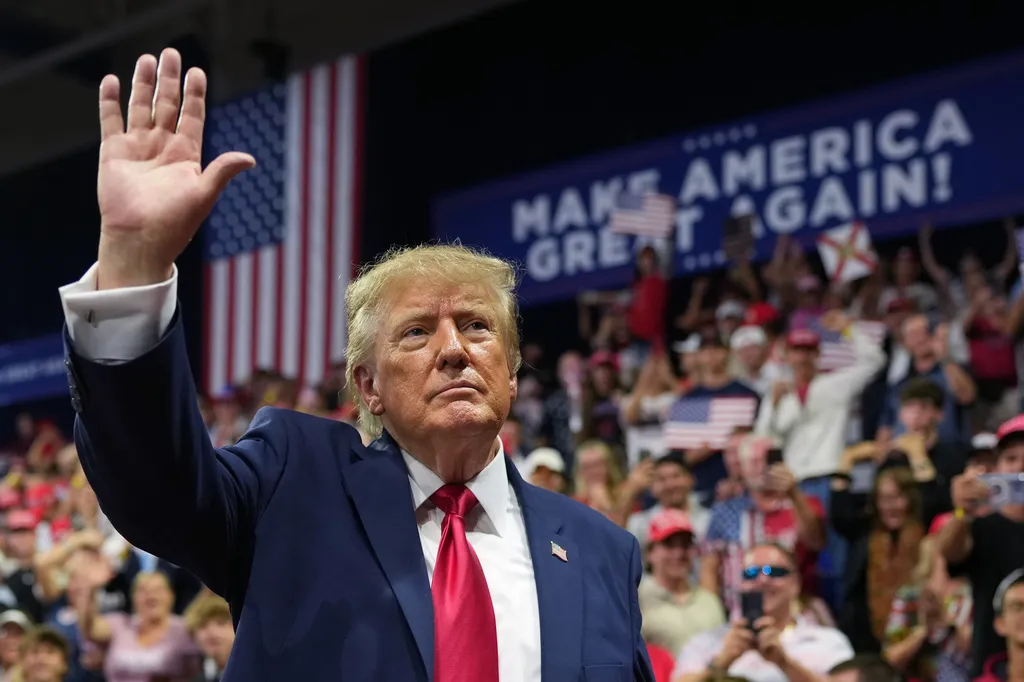 Tổng thống Trump để ngỏ khả năng tiếp tục tấn c&ocirc;ng Iran - Ảnh 1.