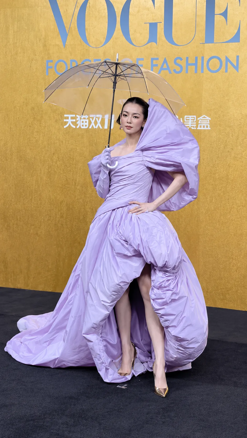 Lưu Diệc Phi vượt sự cố ở mắt, đọ sắc cùng dàn mỹ nhân trong đêm hội thời trang - Ảnh 2.