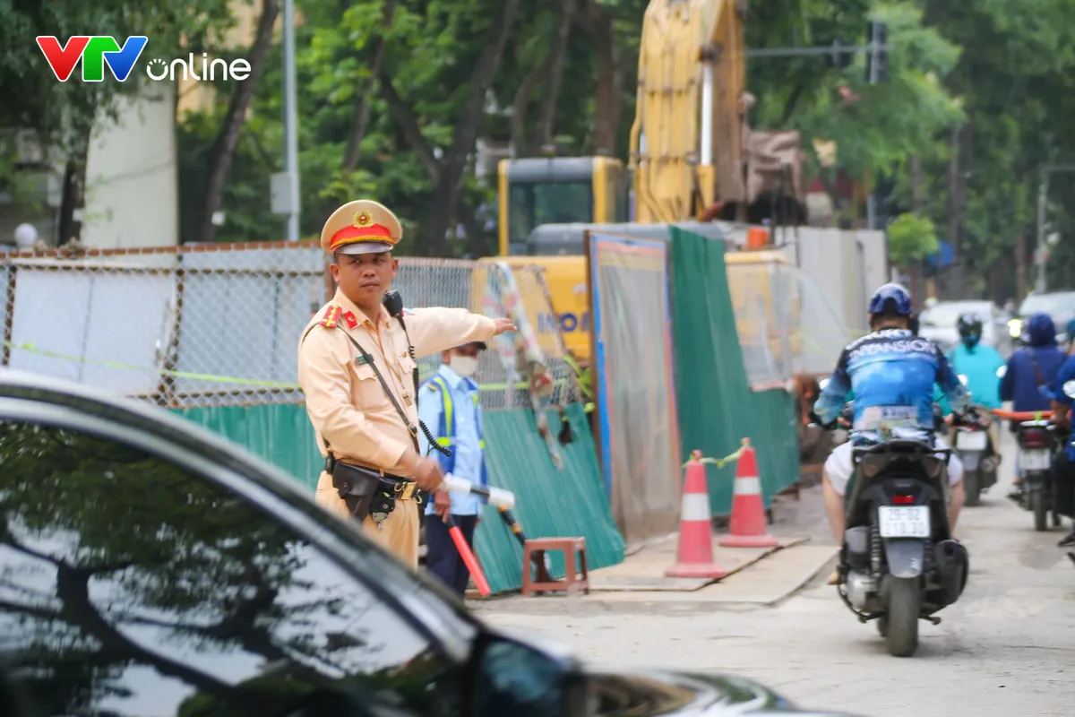 Hà Nội: 62 vị trí rào chắn thi công, CSGT khuyến cáo người dân chủ động lộ trình - Ảnh 1.