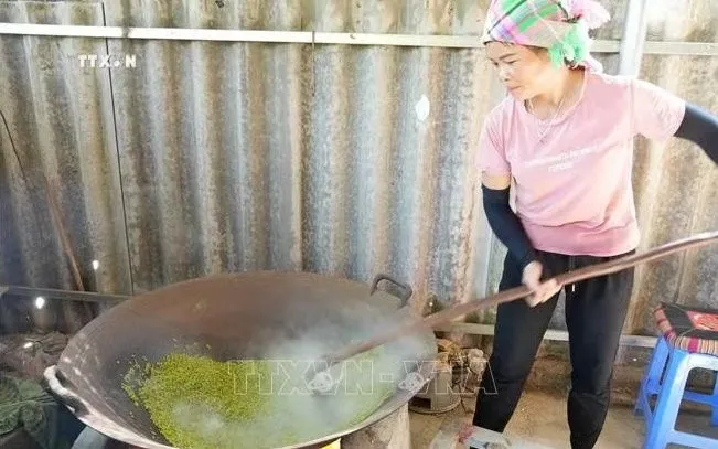 Người dân bản Pắc Ta làm cốm Co Giàng.