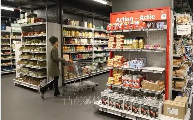 Người tiêu dùng mua sắm tại siêu thị ở Brussels, Bỉ. Ảnh minh họa: TTXVN