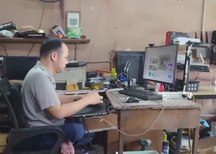 Người đàn ông khuyết tật gần 20 năm sửa xe lăn, hồi sinh máy tính cũ cho người khó khăn - Ảnh 2.
