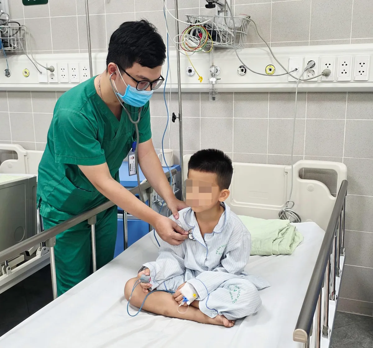 Sức khỏe 7 nạn nhân ngộ độc khí clo tại Hà Nội chuyển biến tích cực- Ảnh 1. Sức khỏe 7 nạn nhân ngộ độc khí clo tại Hà Nội chuyển biến tích cực- Ảnh 1.