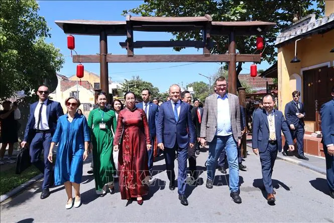 Thủ tướng Ba Lan Donald Tusk thăm phố cổ Hội An - Ảnh 4.