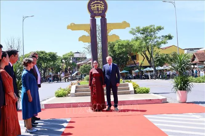 Thủ tướng Ba Lan Donald Tusk thăm phố cổ Hội An - Ảnh 2.