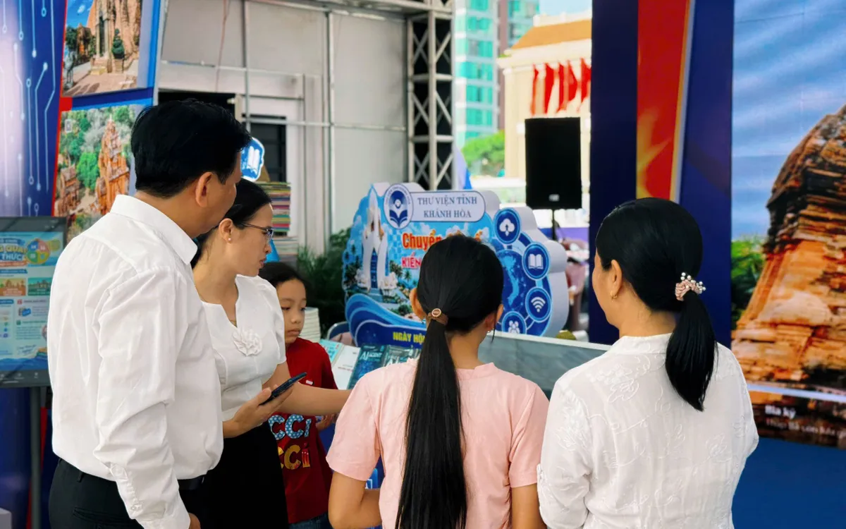 Khánh Hòa đưa công nghệ số đến gần du khách. Ảnh: Đặng Hiếu