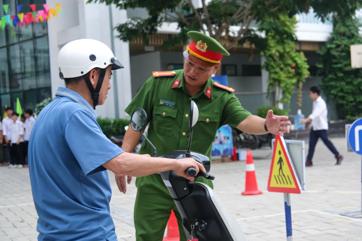 Hà Nội: Gần 1.000 người dân phường Tây Hồ được tuyên truyền, bồi dưỡng kỹ năng lái xe máy an toàn - Ảnh 9.