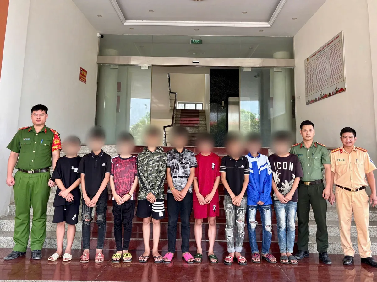 X&aacute;c minh nh&oacute;m thanh thiếu ni&ecirc;n n&eacute;m đ&aacute; v&agrave;o xe kh&aacute;ch tr&ecirc;n cao tốc Nội B&agrave;i - L&agrave;o Cai- Ảnh 1.