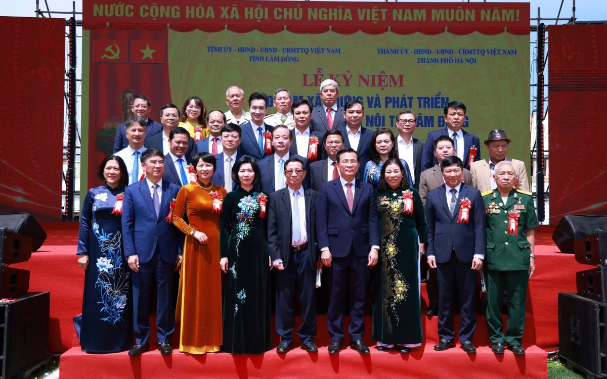 Lãnh đạo Lâm Đồng và Hà Nội chụp ảnh lưu niệm tại buổi lễ