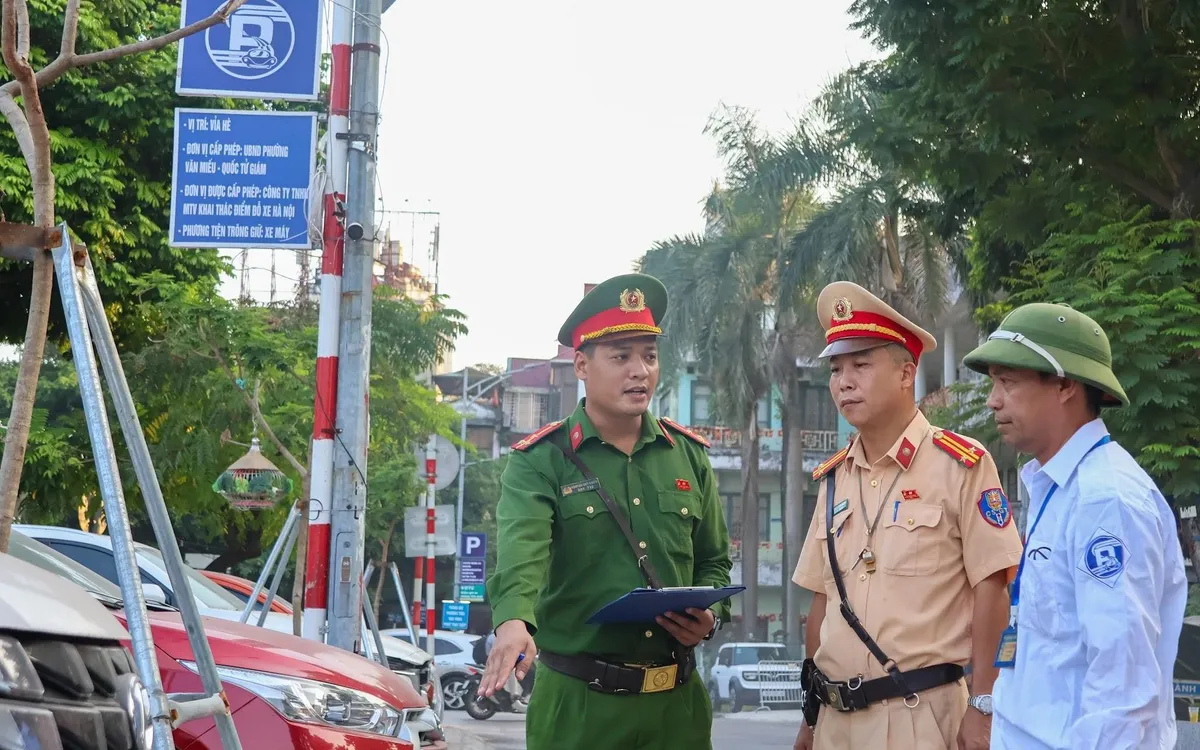 Tổ liên ngành kiểm tra hoạt động của điểm trông giữ xe tại khu vực Hồ Ba Mẫu, chiều 23/10.