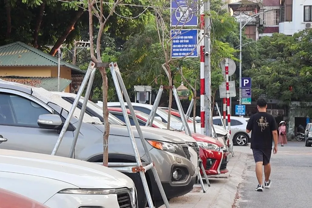 Hà Nội: Xử lý điểm trông giữ xe sai quy định tại Hồ Ba Mẫu - Ảnh 1.