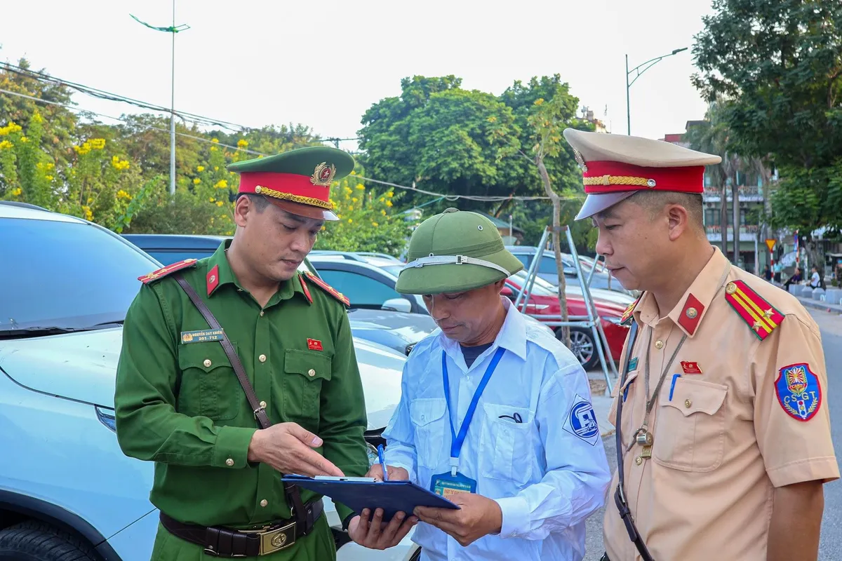 Hà Nội: Xử lý điểm trông giữ xe sai quy định tại Hồ Ba Mẫu - Ảnh 2.