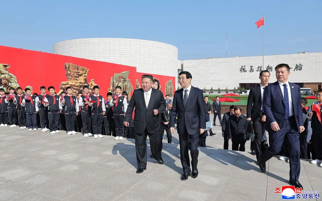 Nhà lãnh đạo Triều Tiên Kim Jong Un (trái) thăm thành phố Đan Đông, Trung Quốc, ngày 24/10/2026. (Ảnh: KCNA/AP)