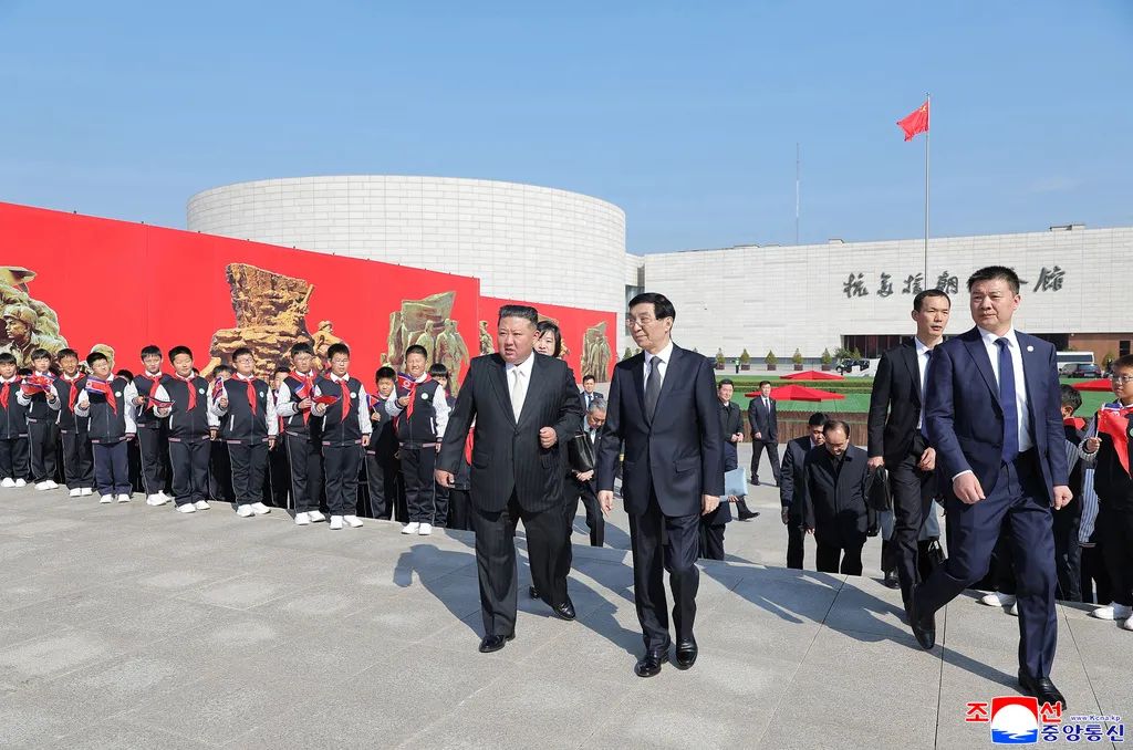Chủ tịch Triều Tiên Kim Jong Un thăm Trung Quốc - Ảnh 1.