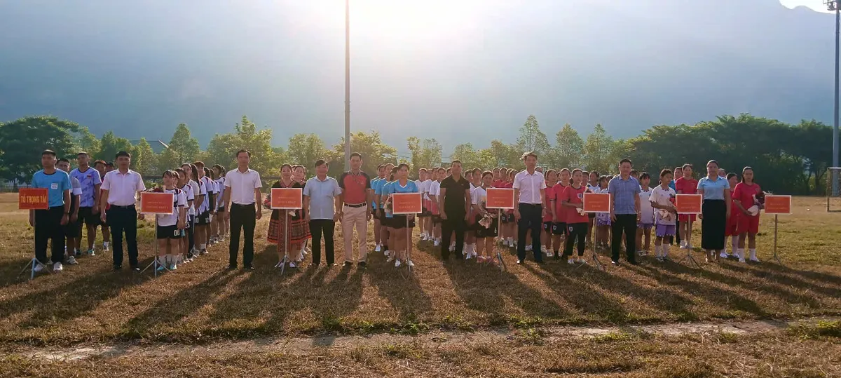 Điện Biên: Mường Lay rộn ràng mùa nước nổi trên sông Đà - Ảnh 3.