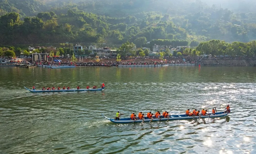 Điện Biên: Mường Lay rộn ràng mùa nước nổi trên sông Đà - Ảnh 2.