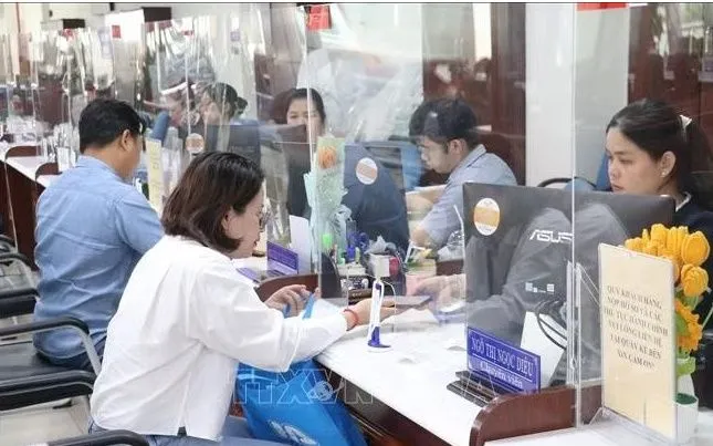 Người dân và doanh nghiệp đến nộp hồ sơ tại Trung tâm Phục vụ hành chính công tỉnh Tây Ninh được tiếp đón, hướng dẫn tận tình. Ảnh: Bùi Giang/TTXVN