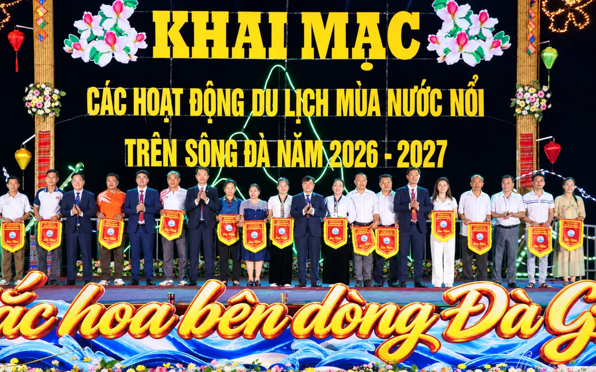 Lễ khai mạc được tổ chức tại Bến thuyền Cơ Khí, mở đầu chuỗi hoạt động văn hóa, thể thao và du lịch mùa nước nổi trên sông Đà. Ảnh: NL