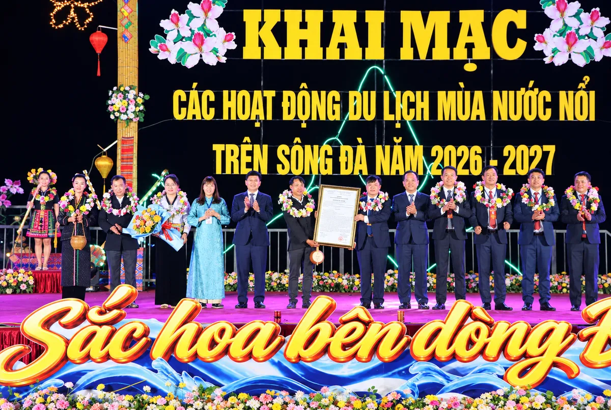 Điện Biên: Mường Lay rộn ràng mùa nước nổi trên sông Đà - Ảnh 9.