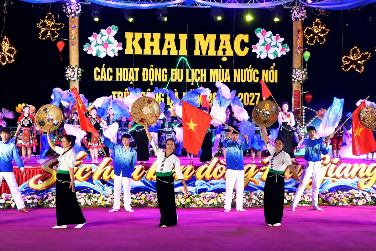 Điện Biên: Mường Lay rộn ràng mùa nước nổi trên sông Đà - Ảnh 8.