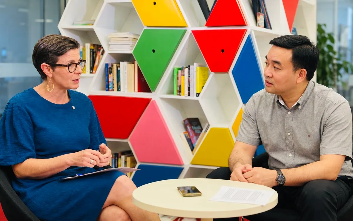 Bà Angela Pratt, Trưởng Đại diện Tổ chức Y tế Thế giới (WHO) tại Việt Nam trả lời phỏng vấn với phóng viên VTV