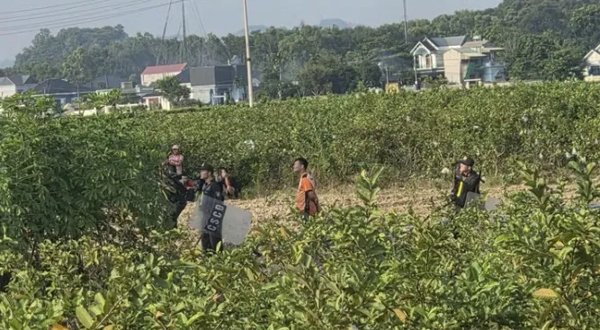 Thanh Hóa: Cảnh sát bao vây căn nhà, truy bắt hai người cố thủ trên mái - Ảnh 2.