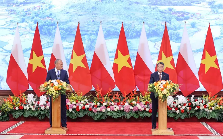 Thủ tướng Lê Minh Hưng và Thủ tướng Cộng hòa Ba Lan Donald Tusk gặp gỡ báo chí thông báo kết quả hội đàm - Ảnh: chinhphu.vn/Nhật Bắc