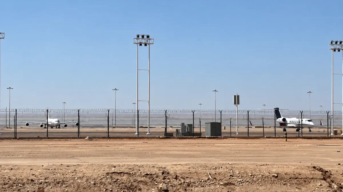 Saudi Arabia mở lại một phần sân bay quốc tế King Khalid- Ảnh 1.