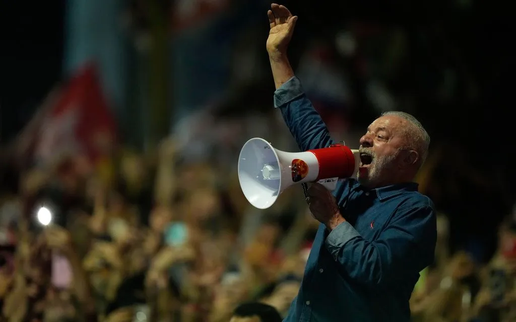 Tổng thống Brazil Luiz Inacio Lula da Silva phát biểu tại lễ mừng chiến thắng ở Sao Paulo, ngày 25/10/2026. (Ảnh: Natacha Pisarenko/AP)
