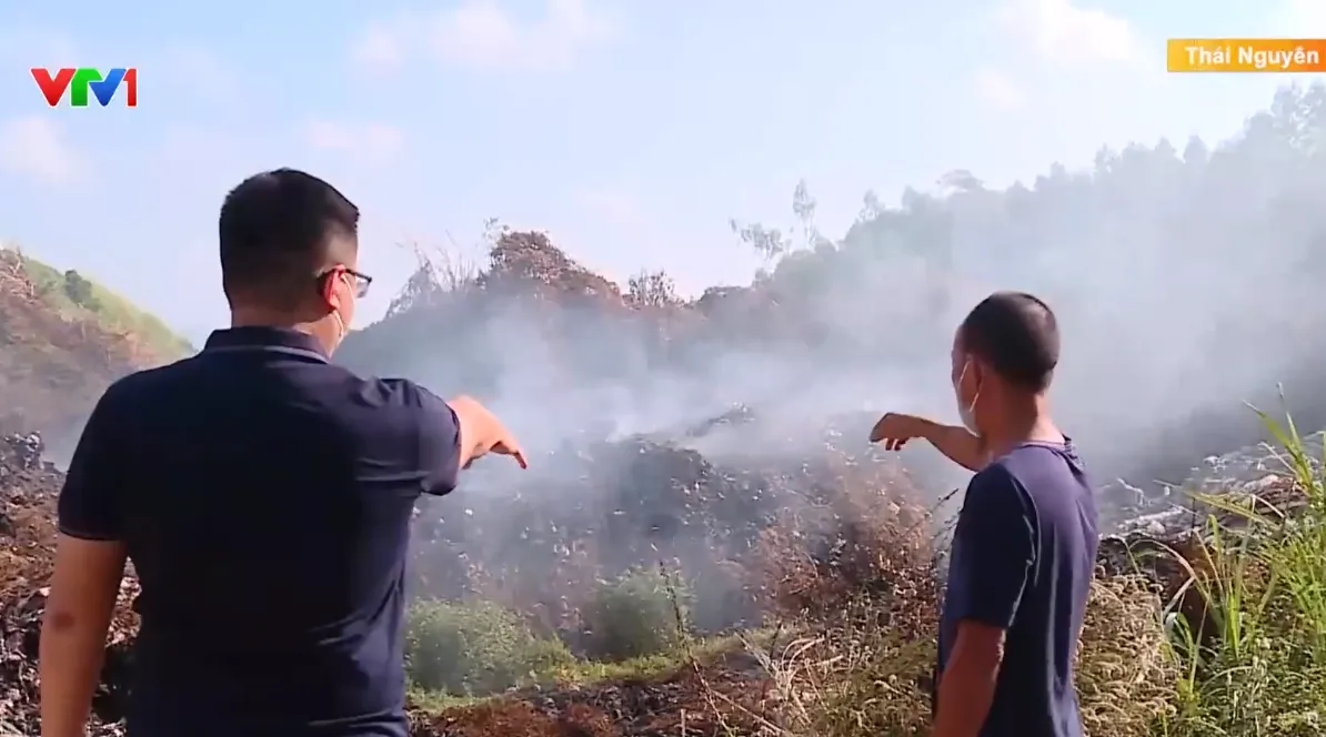 B&atilde;i r&aacute;c ch&aacute;y &acirc;m ỉ gần 1 th&aacute;ng, kh&oacute;i, m&ugrave;i kh&eacute;t bủa v&acirc;y khu d&acirc;n cư ở Đồng Hỷ (Th&aacute;i Nguy&ecirc;n)  - Ảnh 2.