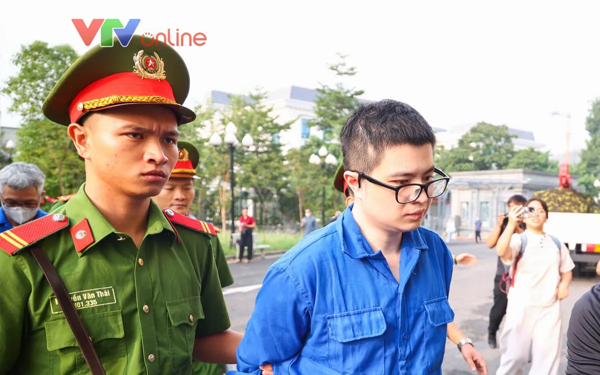 Phó Đức Nam (tức Mr Pips) được dẫn giải đến TAND TP Hà Nội. (ảnh: Phùng Anh)