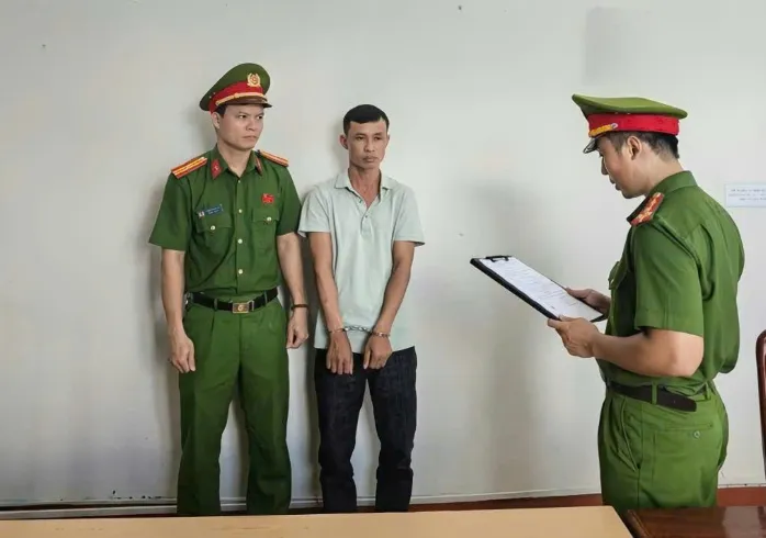 Bắt đối tượng giả danh phó giám đốc lừa tình, chiếm đoạt tiền - Ảnh 1.