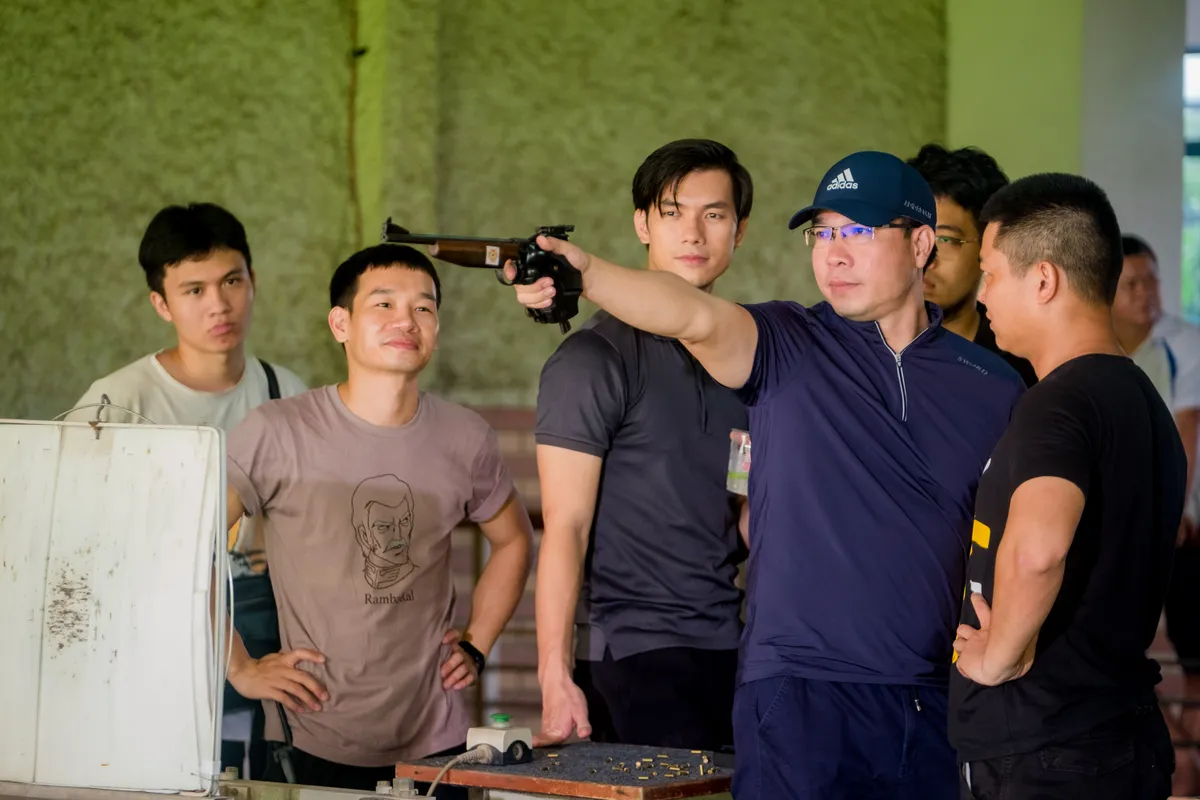 Nhan Ph&uacute;c Vinh đ&oacute;ng vai xạ thủ Ho&agrave;ng Xu&acirc;n Vinh trong phim Tết Dương lịch 2027 - Ảnh 2.
