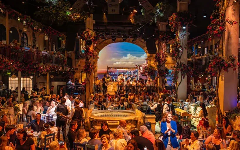 Không gian đêm nhạc kịch kết hợp ẩm thực "Mamma Mia! The Party" náo nhiệt tại London. Ảnh: Supplied