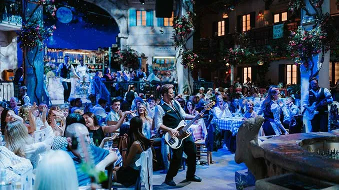 ABBA biến bữa tối thành show âm nhạc - Ảnh 2.