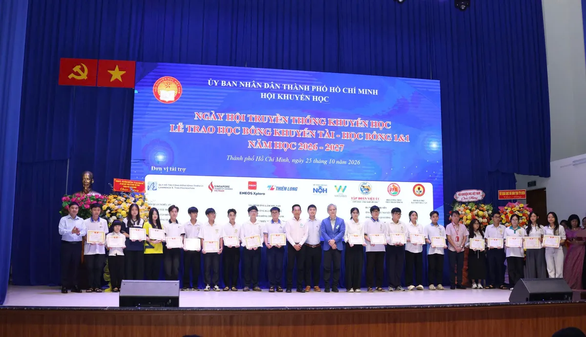 Hơn 1,8 tỷ đồng học bổng khuyến học tiếp sức tới trường - Ảnh 1.