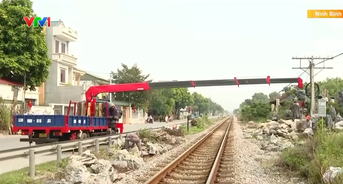 Ninh Bình xóa bỏ 127 lối đi tự mở qua đường sắt - Ảnh 1.