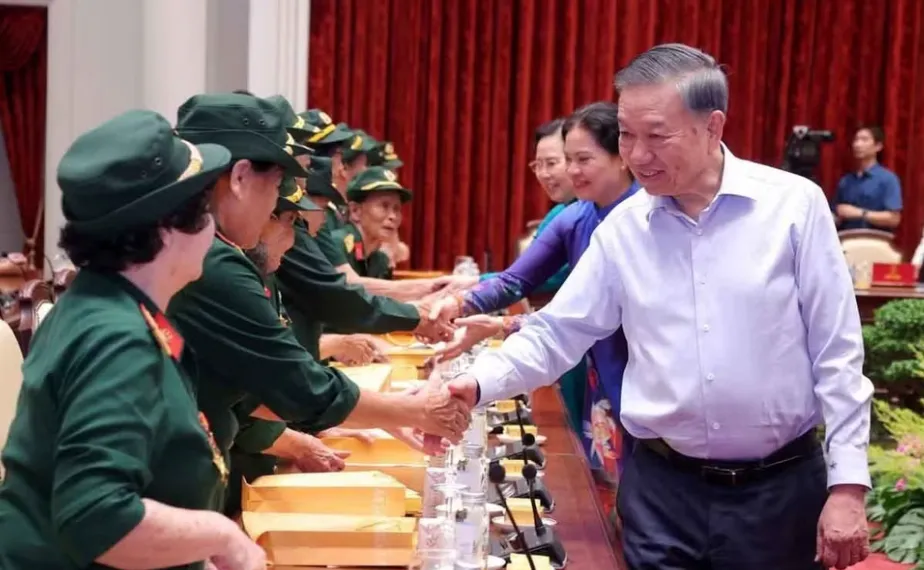 Tổng B&iacute; thư, Chủ tịch nước T&ocirc; L&acirc;m gặp mặt Đại đội nữ l&aacute;i xe Trường Sơn - Ảnh 1.