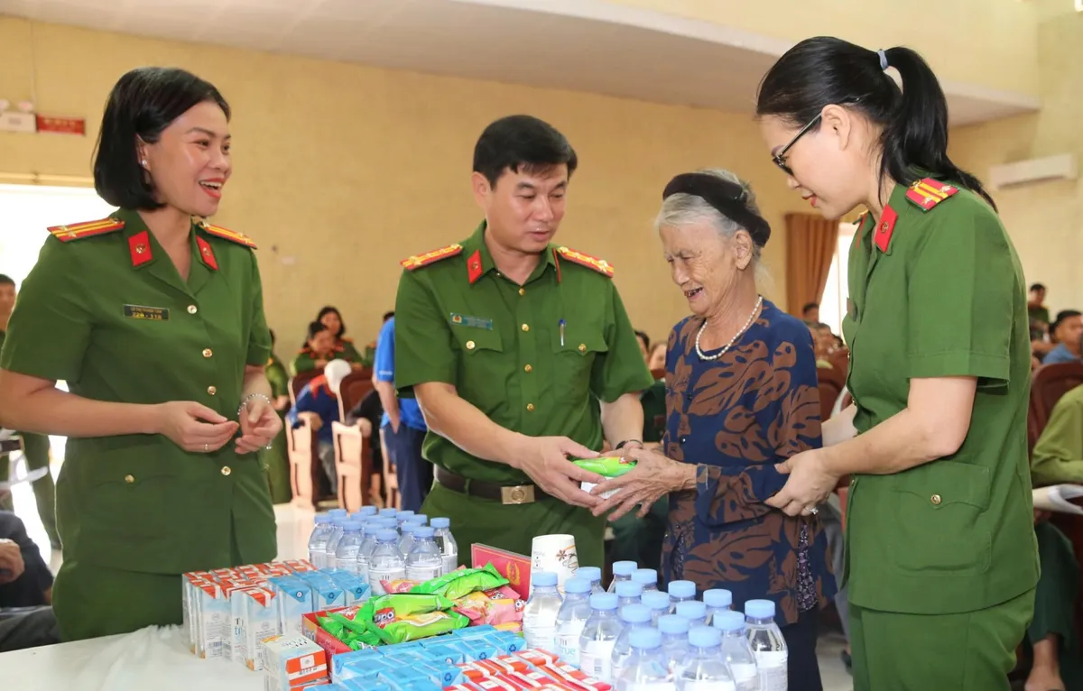 Nghệ An thu nhận mẫu ADN thân nhân liệt sĩ chưa xác định được danh tính đợt 2 năm 2026 - Ảnh 2.