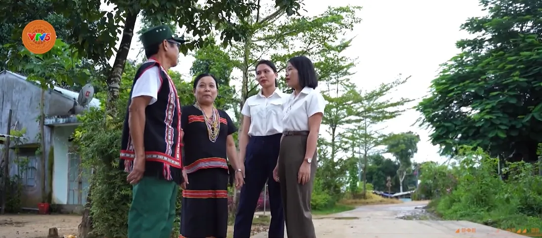Học tiếng đồng bào để gần dân hơn - Ảnh 1.