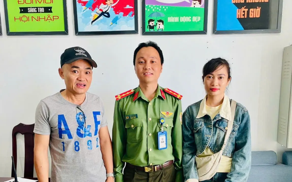 CBCS Đội An ninh hàng không trao trả túi xách và tài sản cho hành khách Nguyễn Thị Dưỡng - Ảnh: Cổng Thông tin điện tử Bộ Công an