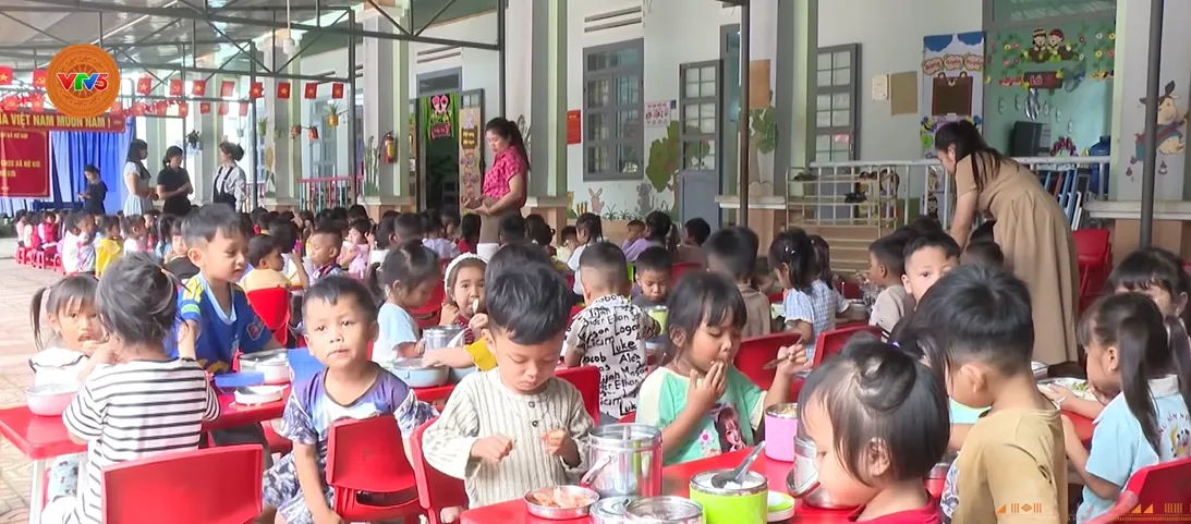 C&agrave; m&egrave;n theo trẻ v&ugrave;ng cao đến trường - Ảnh 1.